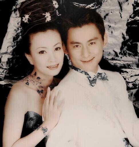 景岗山16岁女儿曝光！浓妆出镜五官像爹，戴4个耳钉被指过于早熟