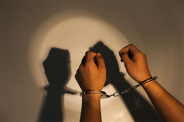 意大利90岁老妇在家中遭抢劫和暴力对待，26岁非法移民被捕