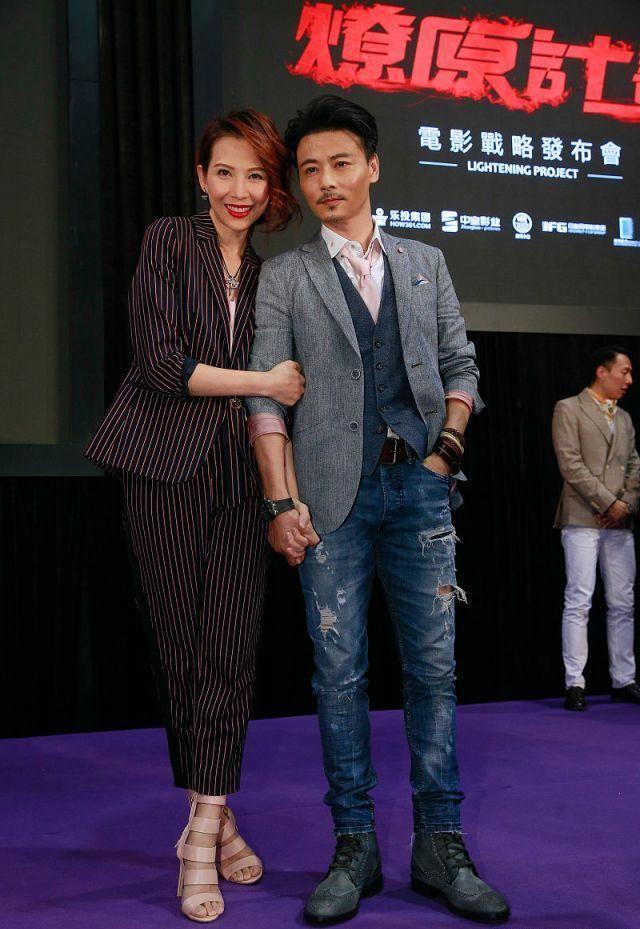 蔡少芬个高穿西装好霸气，同框老公气场被碾压，高2cm却变陪衬