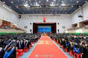 毕业一年(毕业一年后母校补办毕业典礼 那就好好告个别吧)