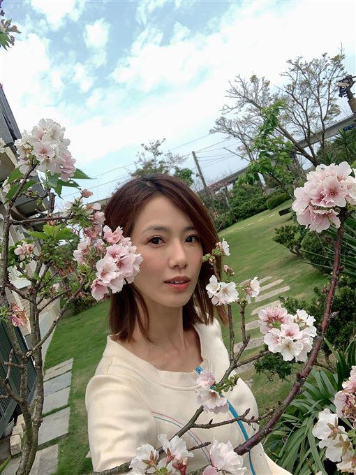 女星拒绝富商，与职员结婚，婚后却为生计送外卖