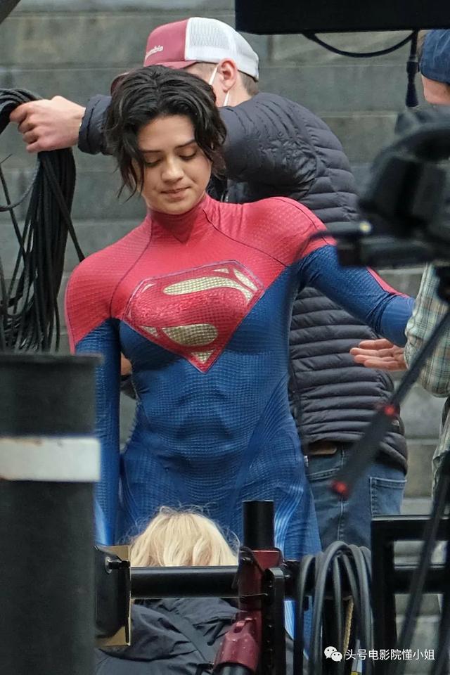 DC电影《闪电侠》开拍！超女造型被吐槽，白发蝙蝠侠让粉丝激动了