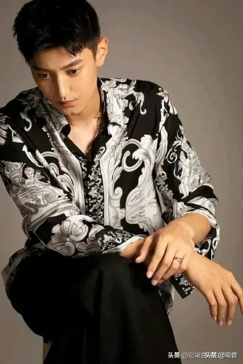 来看看翟子路和他的两位同学,看看这三位青年男演员哪一位最帅