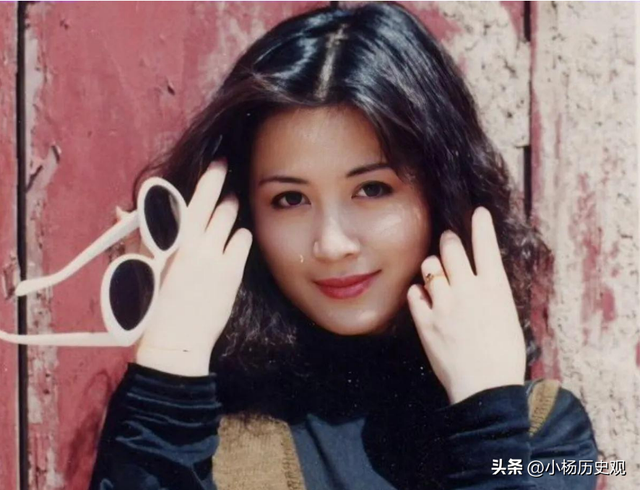 他是国家一级演员，娶大美女夏菁，妻子重病也不弃，今成人生赢家