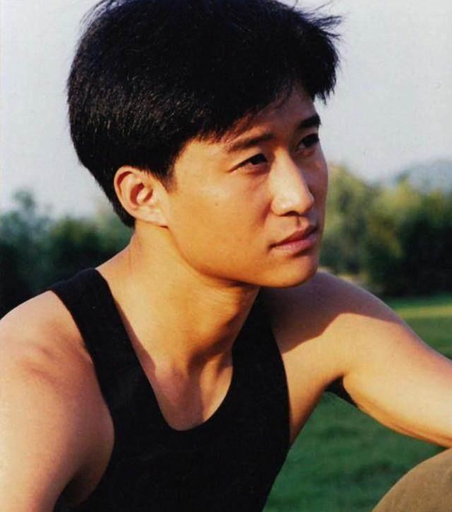 吴京也难逃中年发福？近况穿大裤衩露出肚腩，被指姿态似老大爷