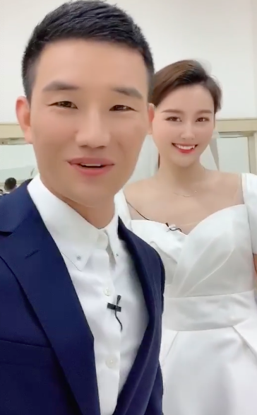 嘎子谢孟伟又惹争议,和妻子穿廉价礼服要二婚,曾豪掷千金办婚礼