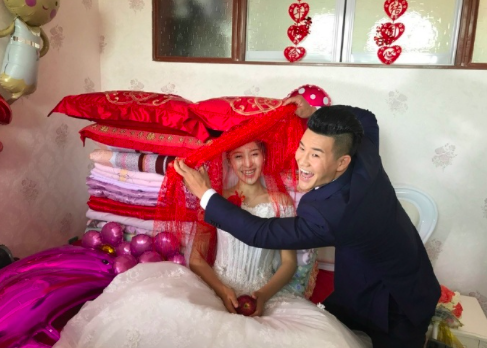 嘎子谢孟伟又惹争议,和妻子穿廉价礼服要二婚,曾豪掷千金办婚礼