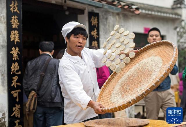 “国社之镜·世纪光影”新华社新闻摄影展丨丰衣足食(下篇)