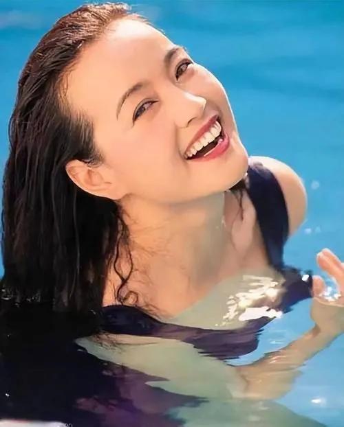 74岁刘晓庆:泳池健将,展现不老传奇