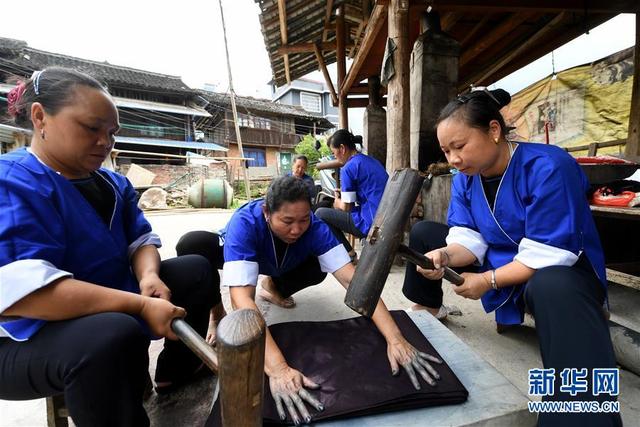 侗乡探秘：亮布侗衣让人迷