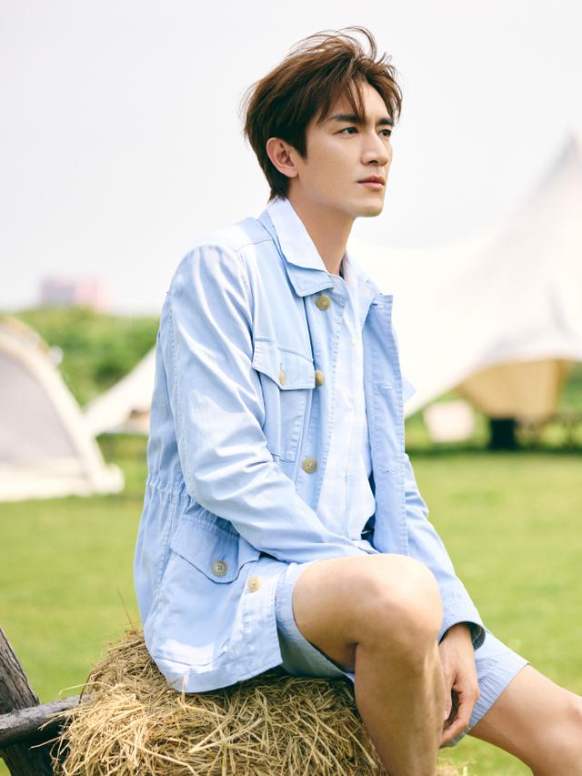 36岁林更新上戏报到被偶遇，拉推车领新书，大长腿超抢镜