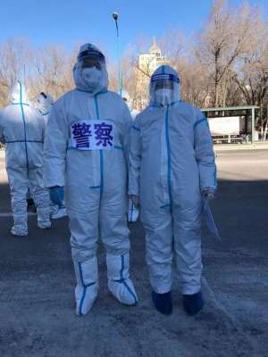 合影门(【抗疫一线】警察夫妻共战疫：一张合影 三分钟“邂逅”)