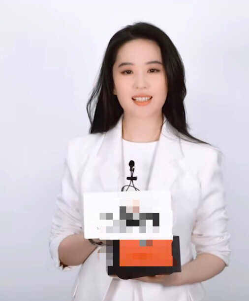 33岁刘亦菲近照曝光！脸部圆润胖出双下巴，皮肤松垮老10岁？