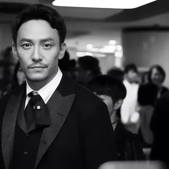 港片吻戏(张震舒淇片场忘我激吻，停止后才发现，导演、摄像师已在旁边抽烟)