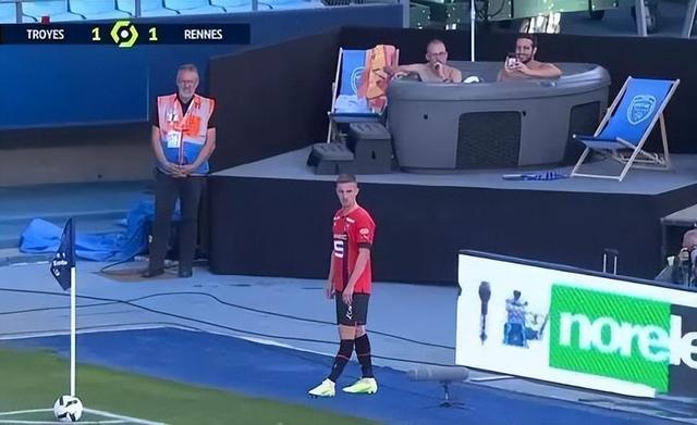 20张精彩照片：丹麦漂亮的超胖女模特，可泡澡的五星级球场观众席