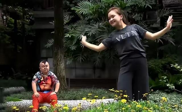 1米2男子娶1米65漂亮妻子，买7套房开豪车，妻子：我不图钱，图人