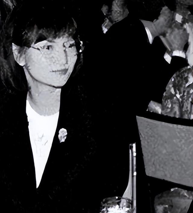 他为娶小三抛弃相伴23年妻子，儿子因此离开世界，前妻孤独终老