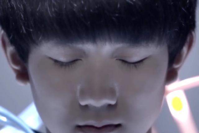 王源皮肤再引争议！快本镜头下脸部凸点明显，磨皮滤镜也挡不住