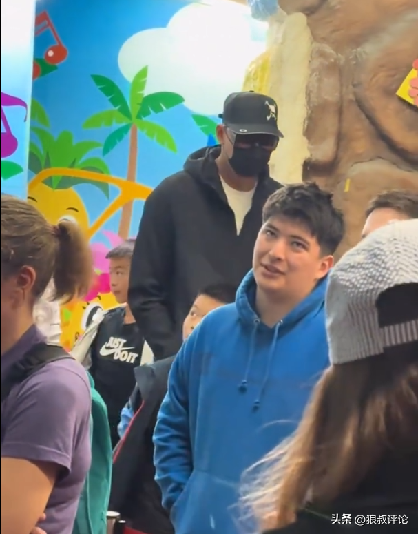 网友分享日本旅游偶遇易建联：过于兴奋盯了一个小时被误以为黑粉