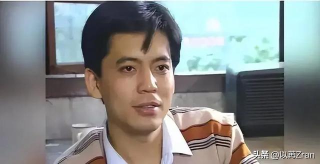 演员何政军：娶了初恋为妻，婚后生一女，如今咋样了？