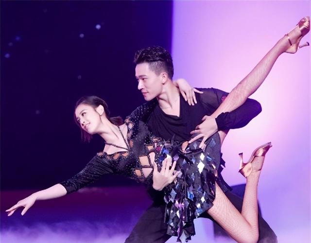 太尴尬！黄圣依直播时走光！隐私一览无余，杨子在旁边也不提醒