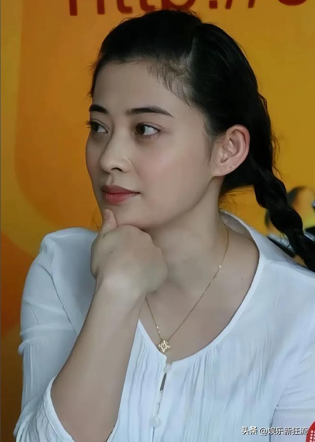 年近50岁梅婷如今演活20岁少女，黑眼圈也可以美，青春不散场啊