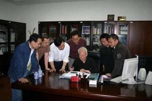 挥手说再见(他们挥了挥手，和我们说了再见……)