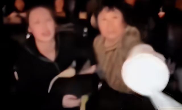 电影院大妈泼奶茶后续：期间不停说话，女子劝阻被辱骂，影院回应