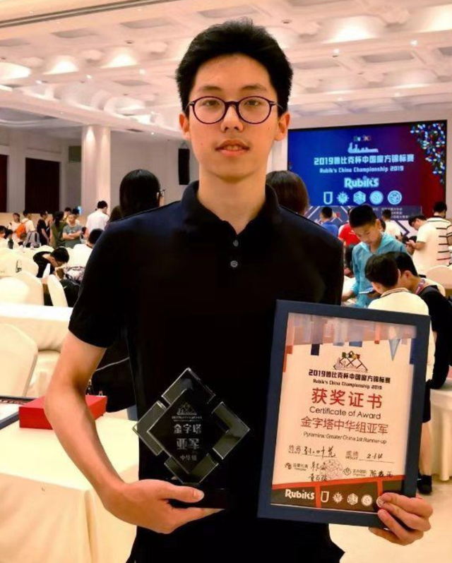 出生就是困难模式？少年先天脊柱裂，却逆天改命成最强大脑