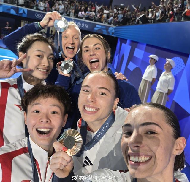 笑着站在一起！奥运领奖台上的自拍好有爱