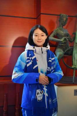 张颜(冬奥志愿者张颜：三次报名终入选，和“双奥”父母备战赛场服务)