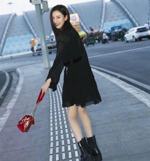 她夺走了刘昊然的荧幕初婚,当穿上黑纱裙后,是“羽然”没错了