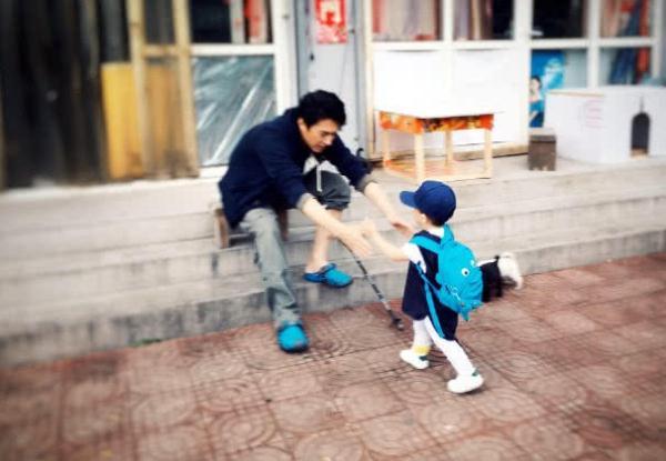 靳东分享俩儿子日常，小儿子会喊爸爸了，大儿子长大了会拍照