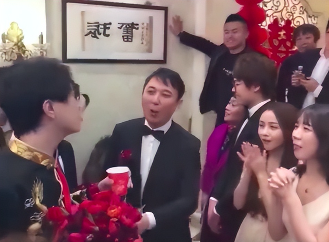 揭露真实的王思聪，舔狗的生活很接地气，喝酒爱划拳，喜欢凑热闹