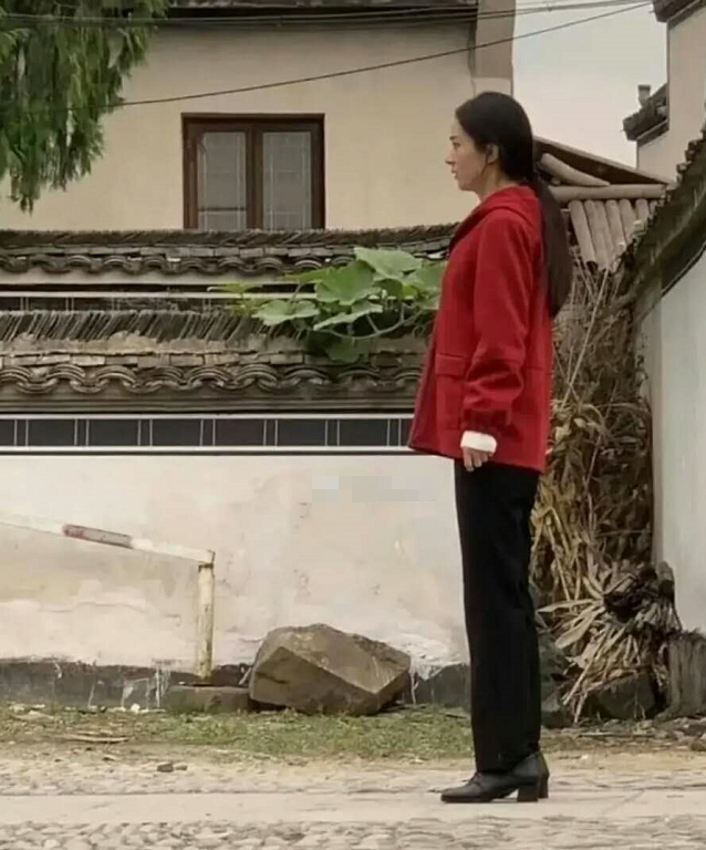 杨幂新电影演反派女一，抽烟打戏样样带感，可惜眼窝深陷显老态