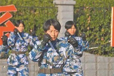 解锁“清华学霸”“漫画师”“海军陆战队女兵”等多重身份的00后女孩，太圈粉了