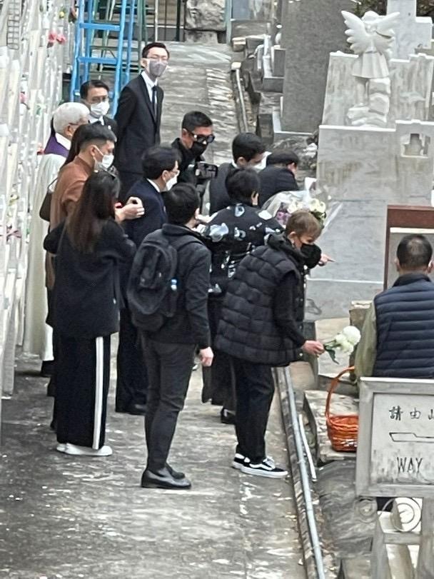 利孝和夫人低调出殡,葬于老公墓位旁边,外孙手捧遗像神情哀伤