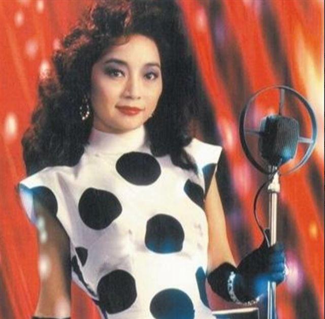 她宁愿离婚也不愿意把国籍换成美国，春晚破例第一人，74岁仍单身