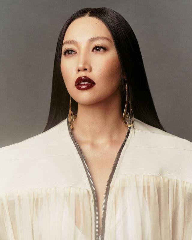 著名男高音安德烈·波切利推出全明星合作专辑《对唱经典》，收录与……