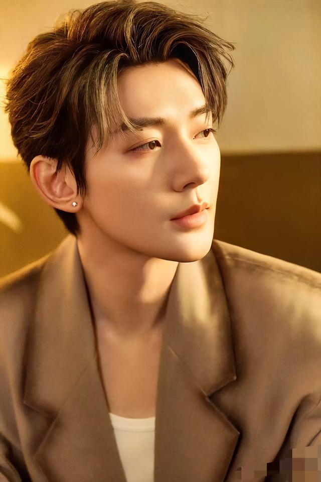 邓为叶十七来袭！帅到让你屏息！ • 理由：直接突出邓为的帅气