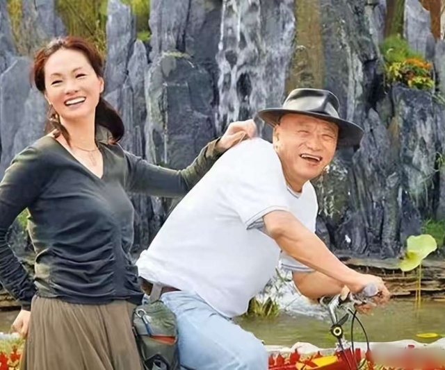 嫁大18岁的凌峰，婚后丈夫不给生活费，青岛美女的贺顺顺图什么