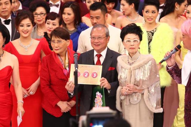 利孝和夫人低调出殡,葬于老公墓位旁边,外孙手捧遗像神情哀伤