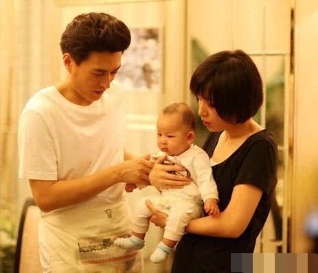 靳东分享俩儿子日常，小儿子会喊爸爸了，大儿子长大了会拍照