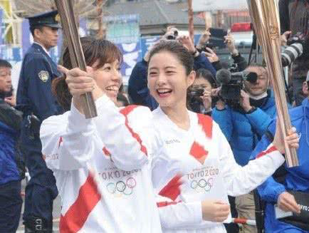 她的美足让许多人为之翘首以盼，卡戴珊在她面前也黯然失色