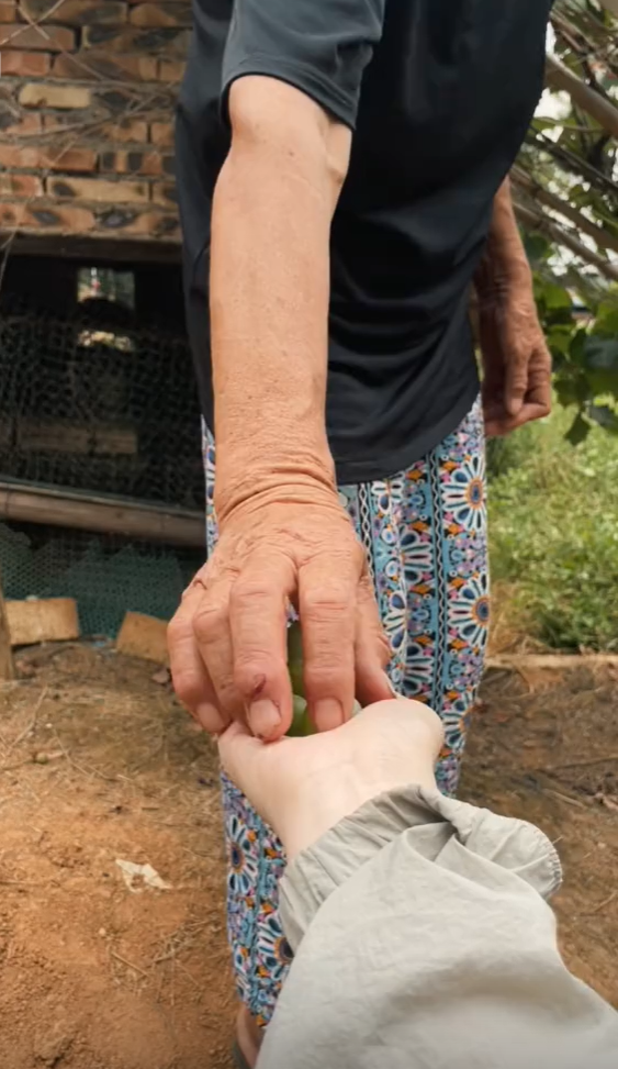 湖南女孩被誉为抖音“余华”，文笔细腻回忆童年，外婆是唯一女主