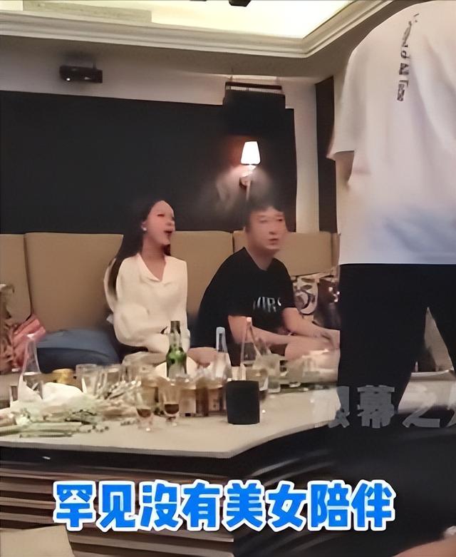 揭露真实的王思聪，舔狗的生活很接地气，喝酒爱划拳，喜欢凑热闹