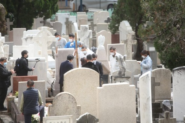 利孝和夫人低调出殡,葬于老公墓位旁边,外孙手捧遗像神情哀伤