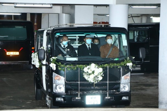 利孝和夫人低调出殡,葬于老公墓位旁边,外孙手捧遗像神情哀伤