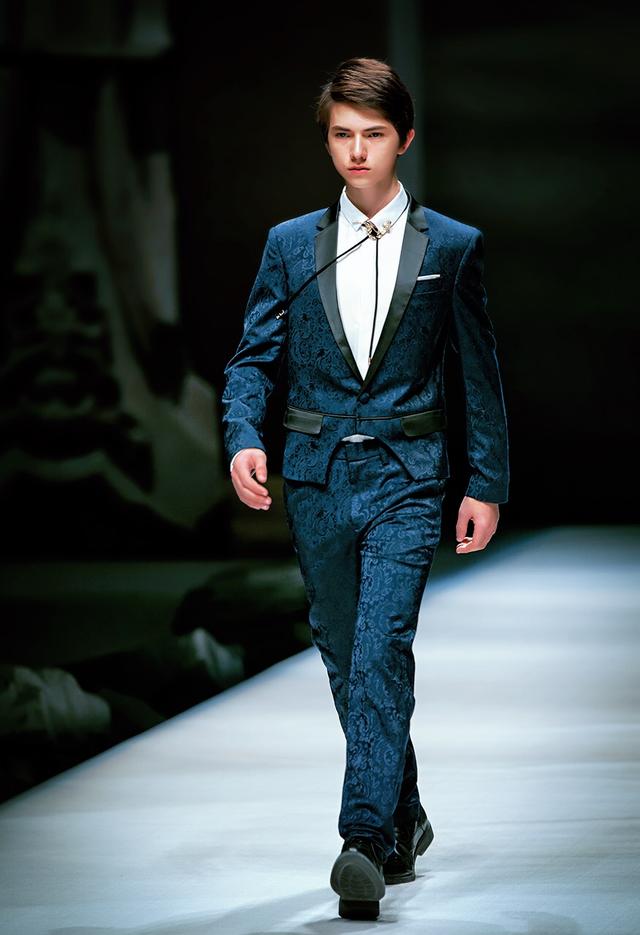 郭敬明捧火了小宫洺 张汉盛惊艳亮相国际时装周