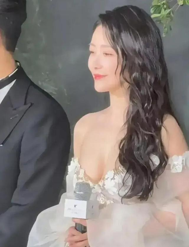 娱乐圈：陈紫函携夫亮相，低胸纱裙秀火辣身材，胸部大半裸露在外